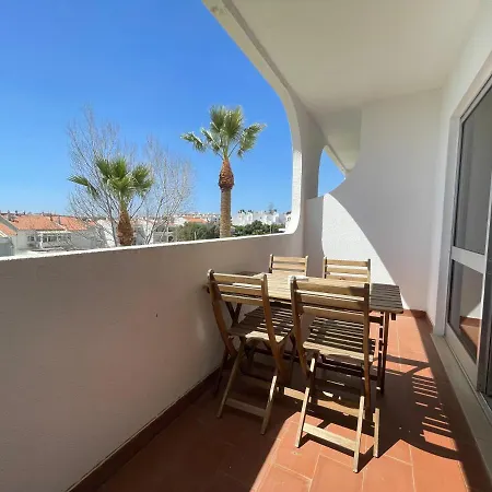 Sea View With Garden And Pool شقة